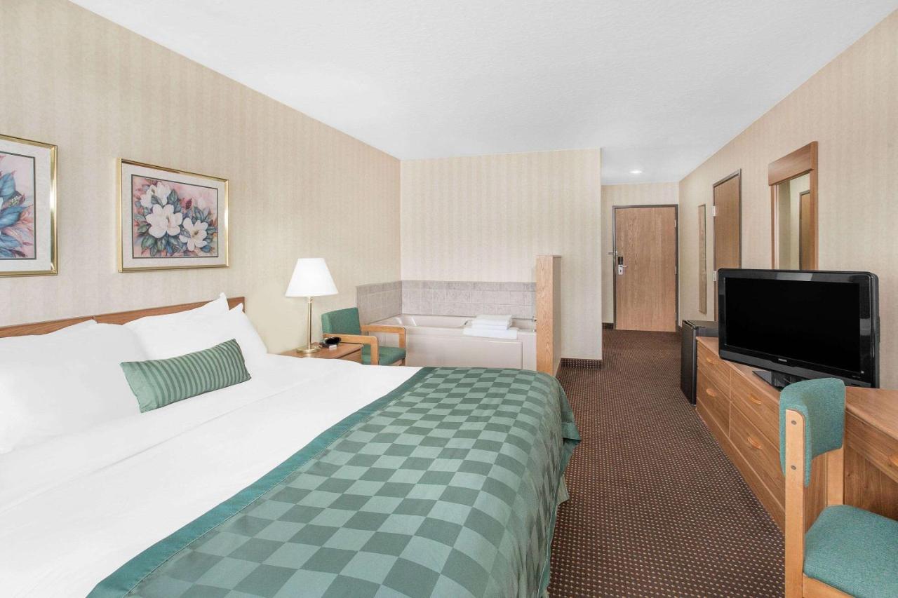 | Ramada by Wyndham Hancock Waterfront