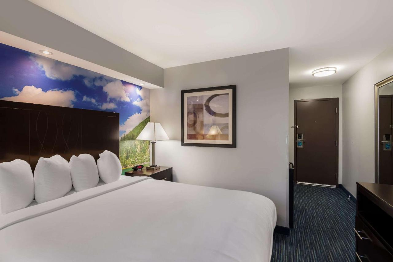 Queen Room - Non-Smoking at Clarion Pointe Downtown
