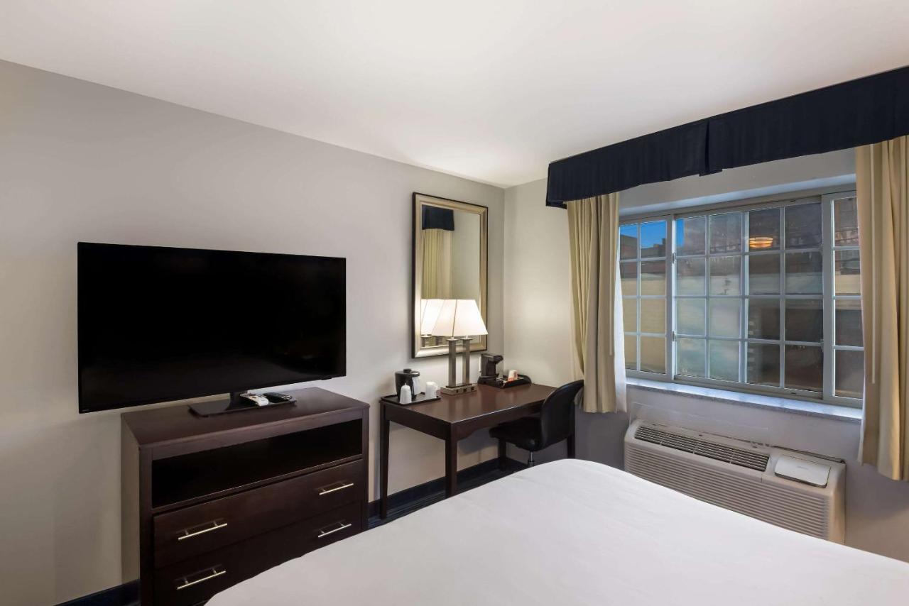Queen Room - Non-Smoking at Clarion Pointe Downtown