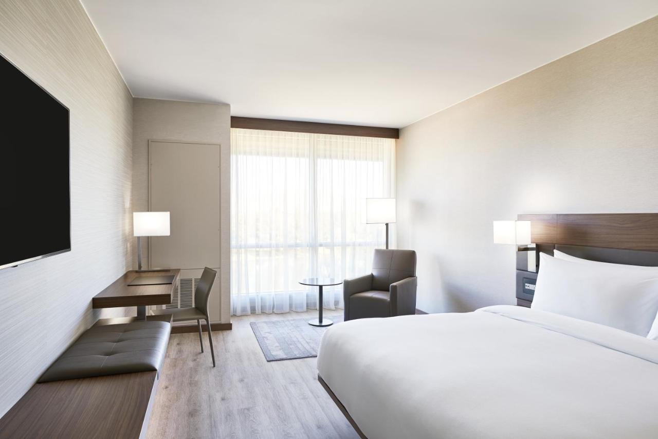 Guest Room with King Bed at AC Hotel by Marriott Phoenix Biltmore
