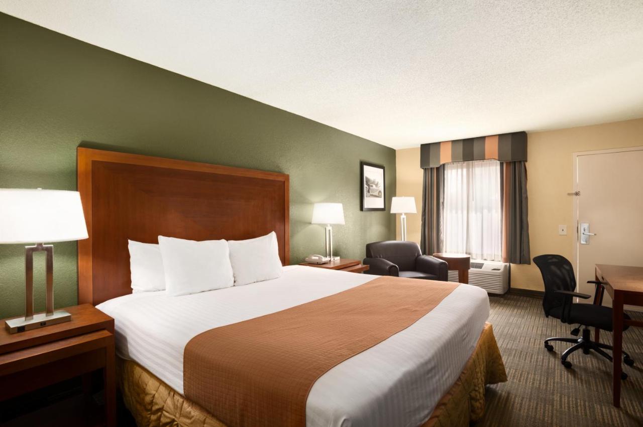 King Room with Roll-In Shower - Mobility Access/Non-Smoking at Days Inn by Wyndham Jacksonville Airport