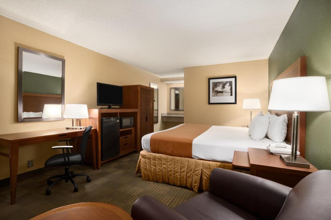 King Room with Roll-In Shower - Mobility Access/Non-Smoking at Days Inn by Wyndham Jacksonville Airport