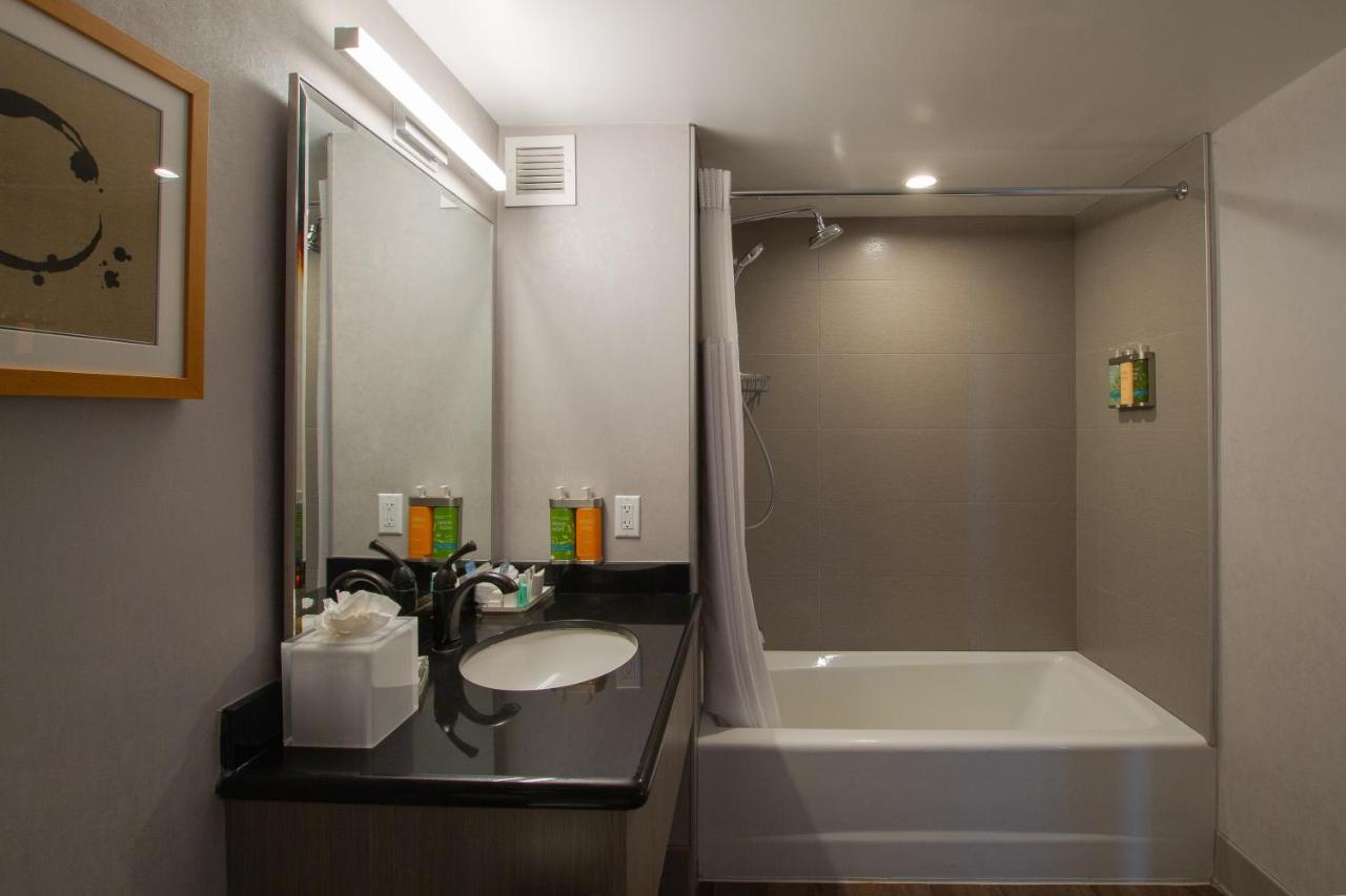 Deluxe King Room at Miyako Hotel Los Angeles