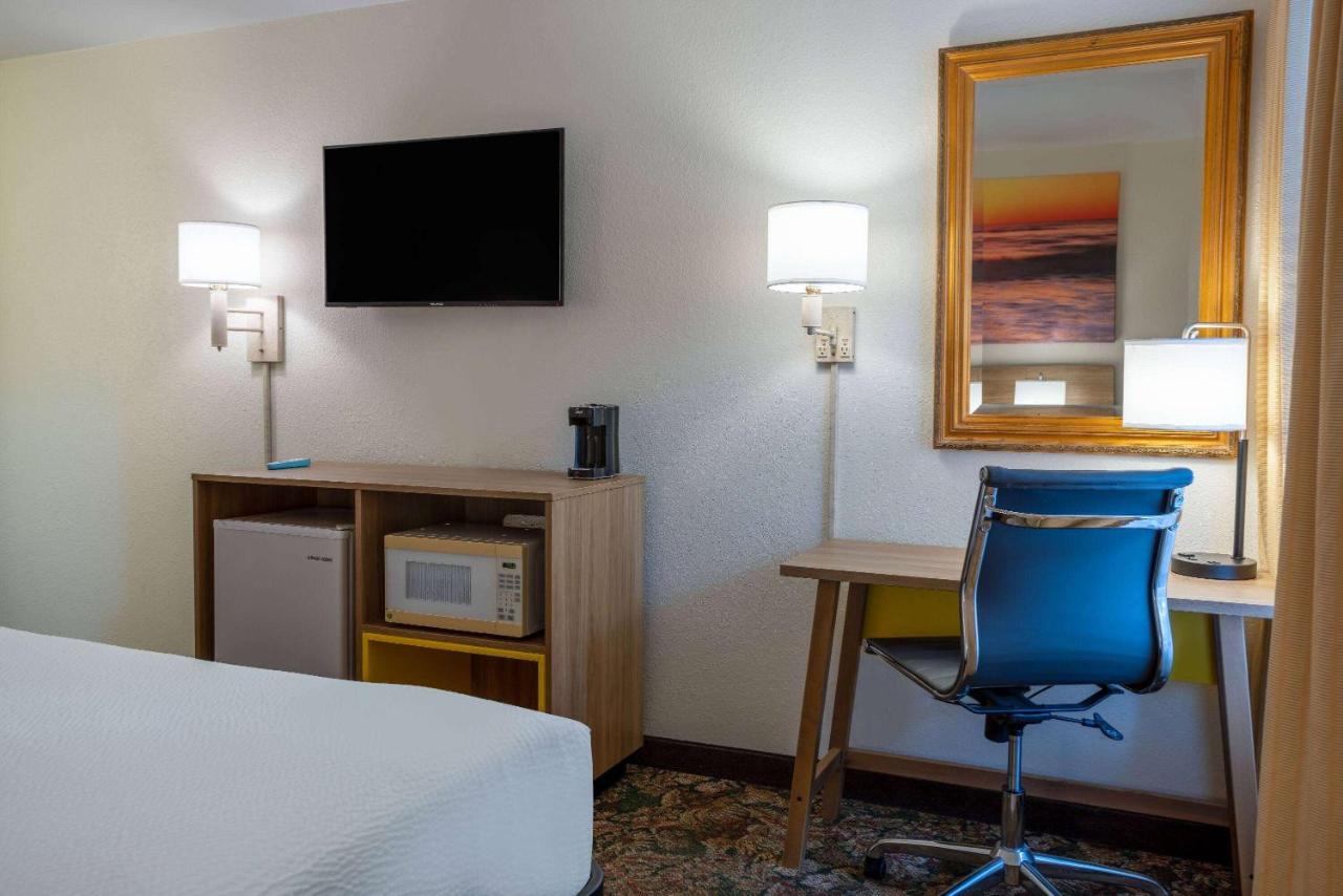 King Room - Non-Smoking at Hotel Carolina