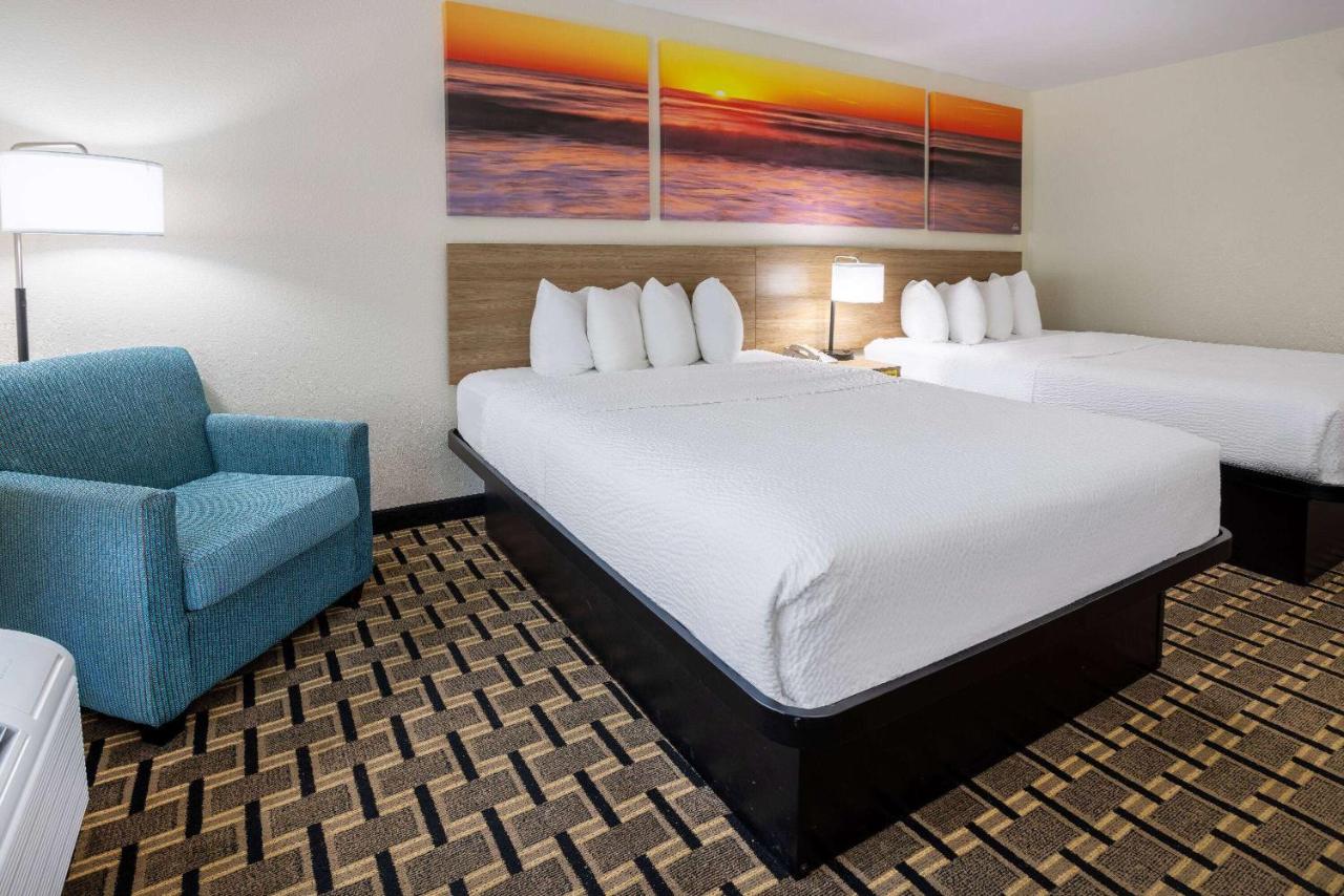 Queen Room with Two Queen Beds - Non-Smoking at Hotel Carolina