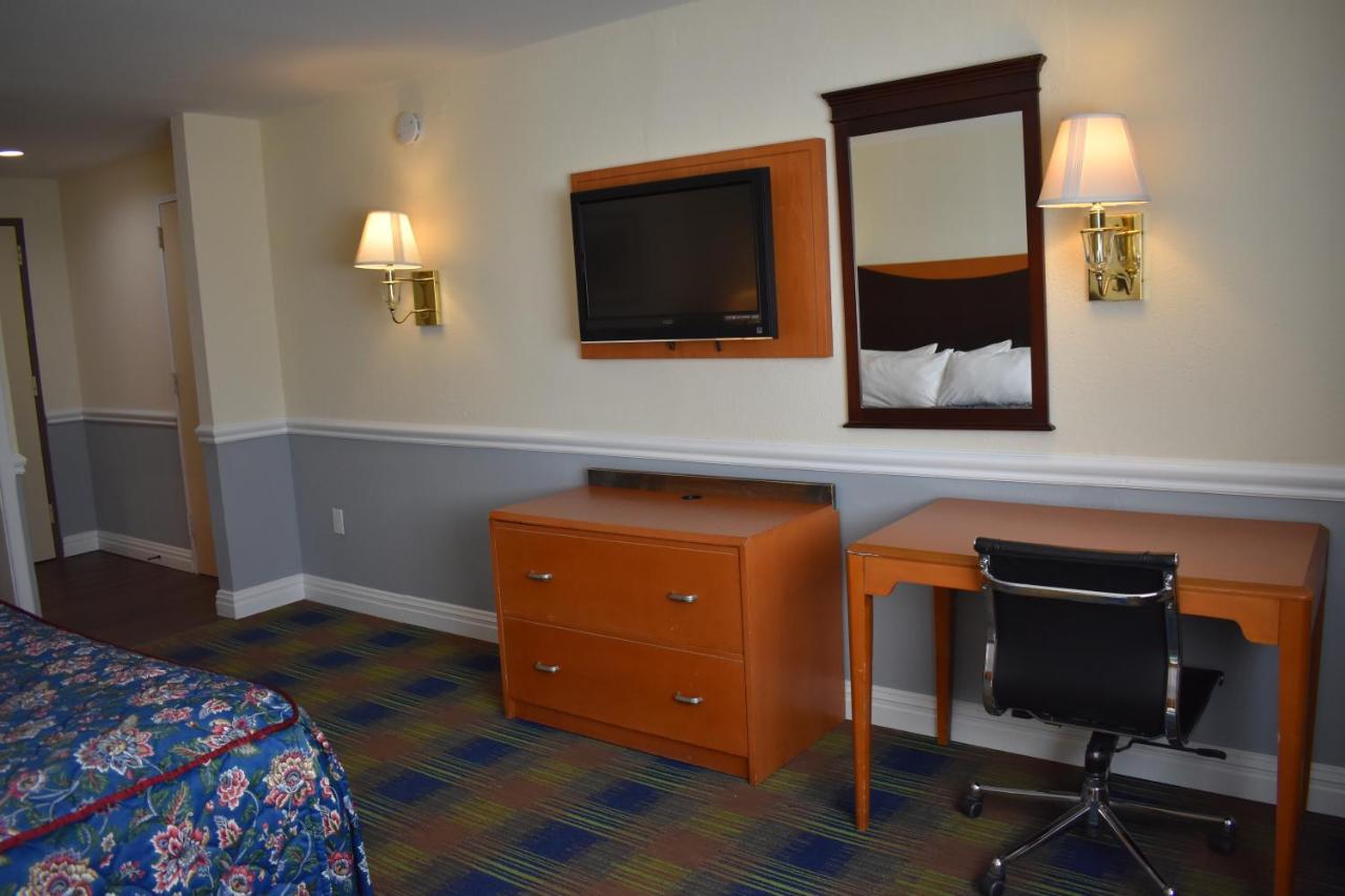 | East Norwich Inn