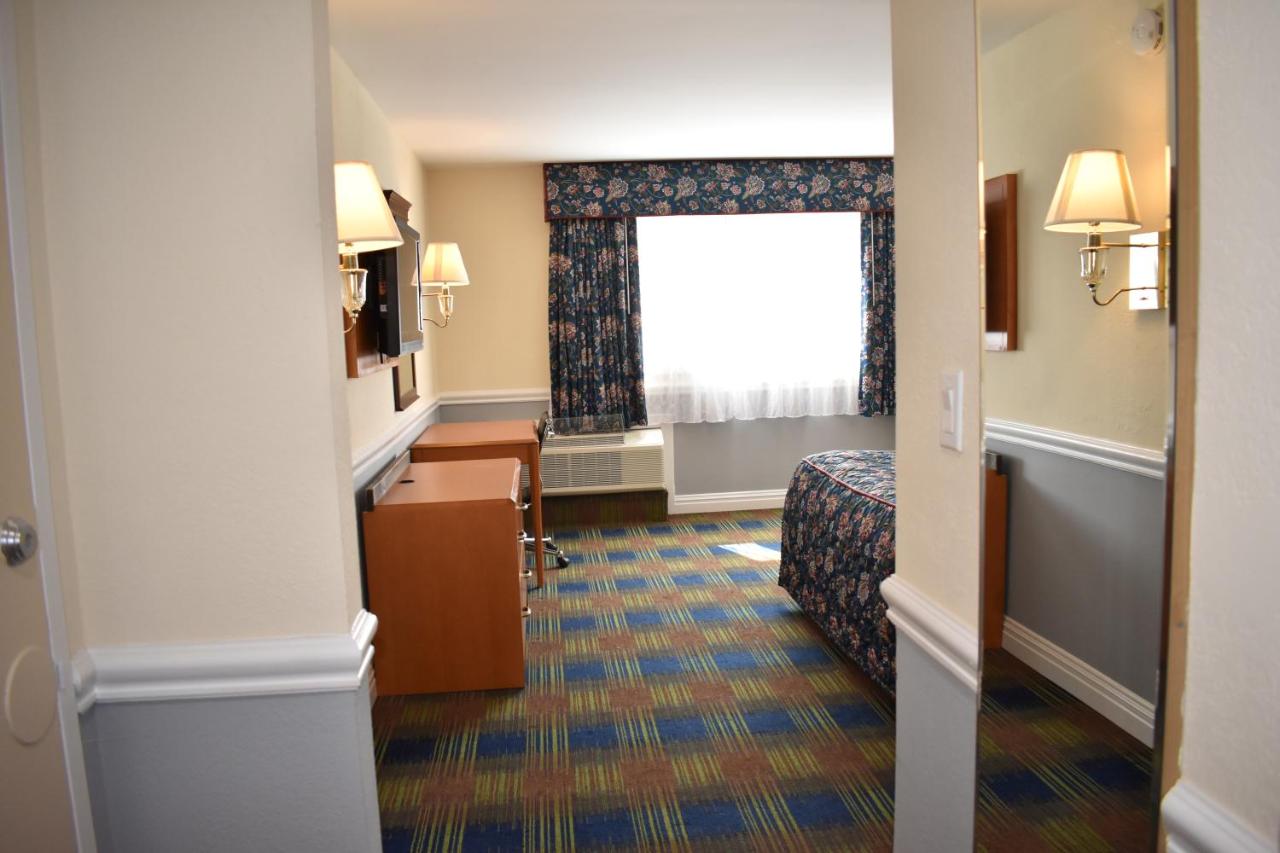 | East Norwich Inn