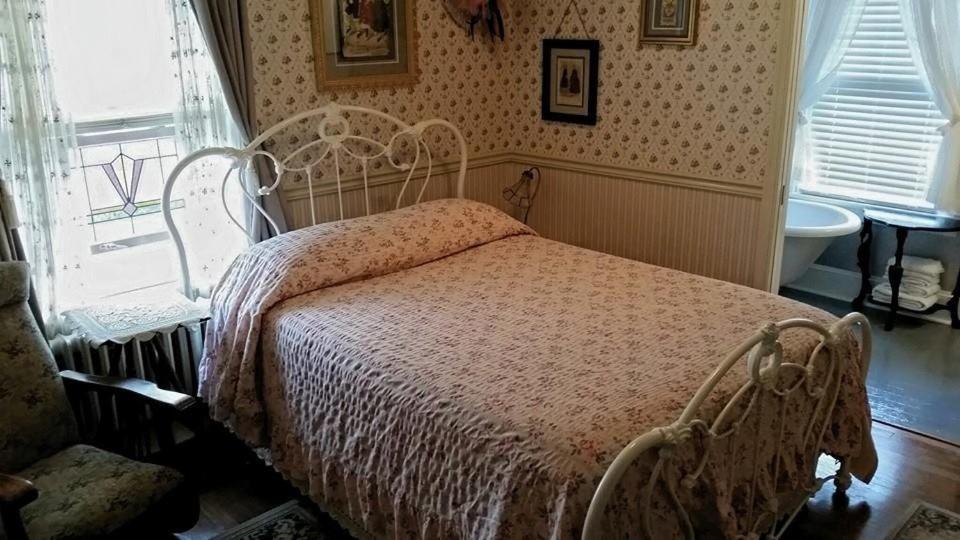Queen Room at A Sentimental Journey