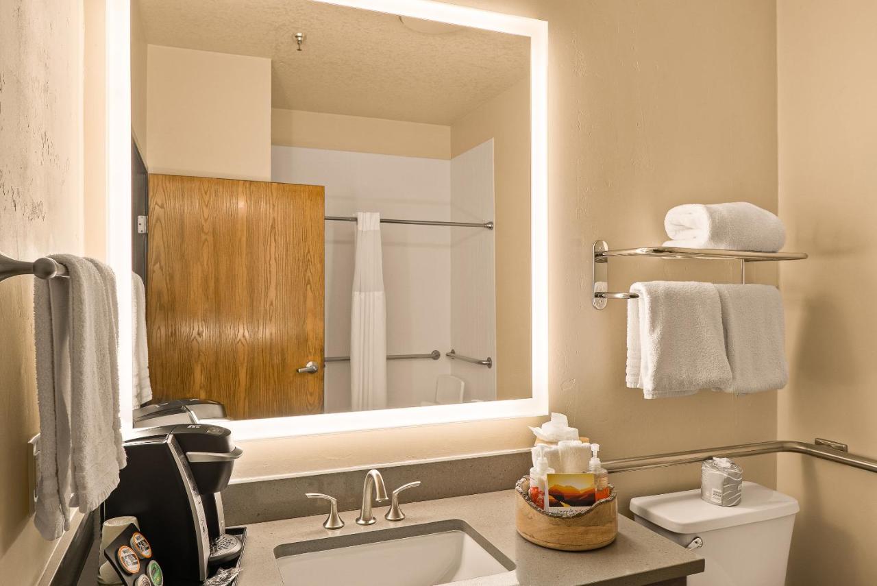 Handicap Accessible Queen Room at Arabella Hotel Sedona