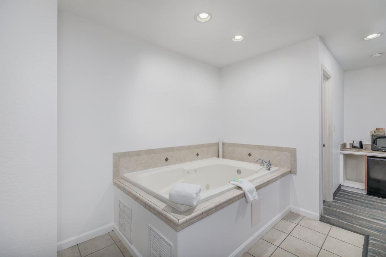 Deluxe King Room at Crossroads Inn & Suites