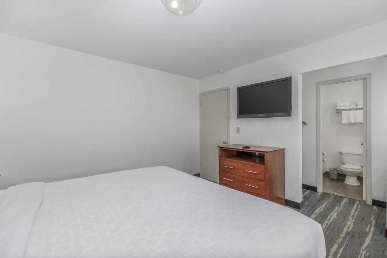 Deluxe King Room at Crossroads Inn & Suites