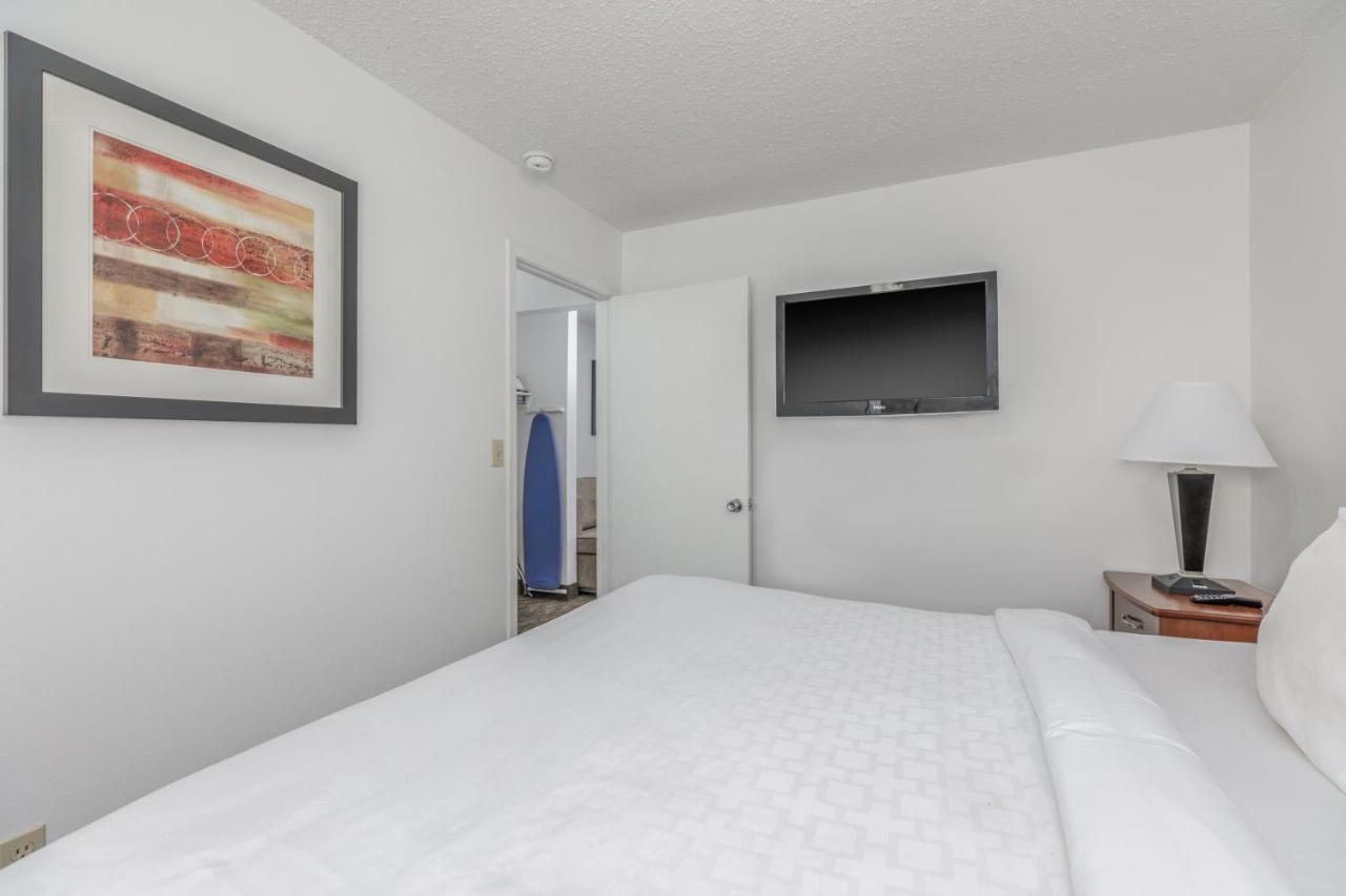 Deluxe King Room at Crossroads Inn & Suites