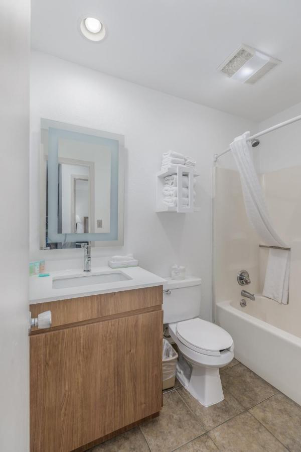Deluxe King Room at Crossroads Inn & Suites