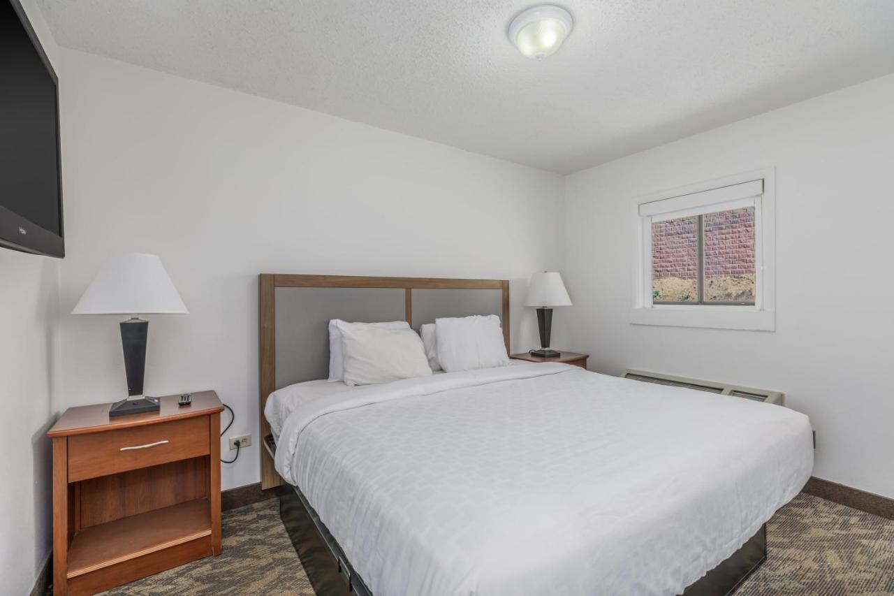 Deluxe King Room at Crossroads Inn & Suites