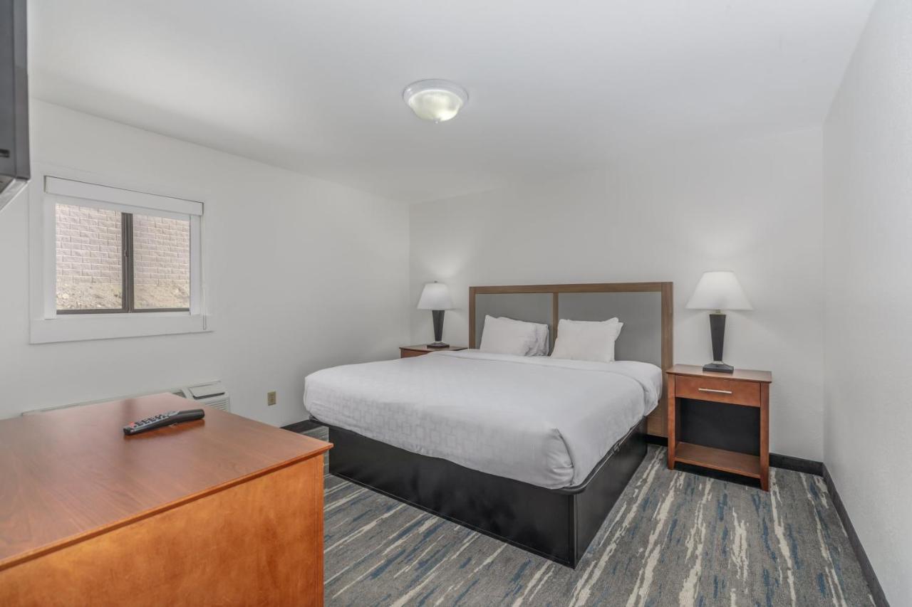 Deluxe King Room at Crossroads Inn & Suites