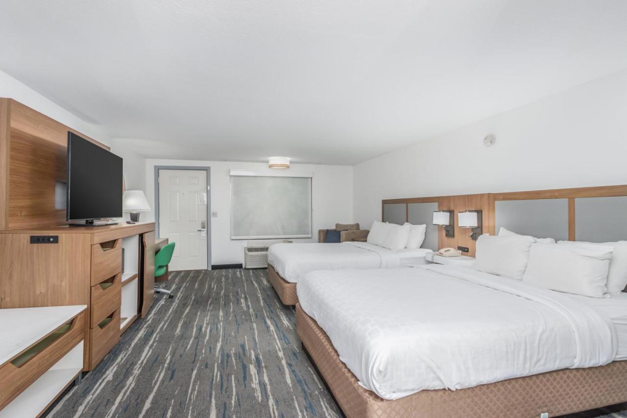 Superior Double Room at Crossroads Inn & Suites