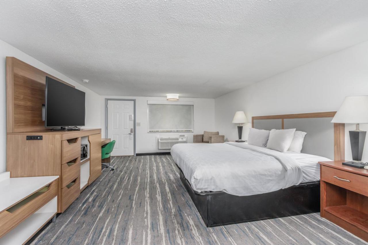 King Room at Crossroads Inn & Suites