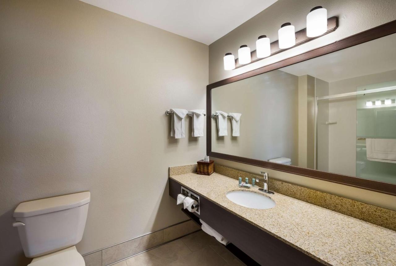 King Room with Spa Bath - Non-Smoking at Best Western Vermillion Inn