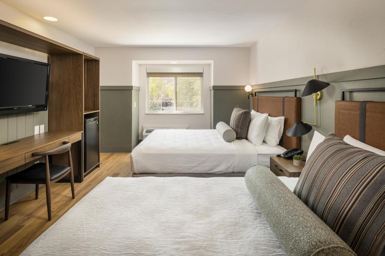 Standard Double Queen Room at River Canyon Lodge
