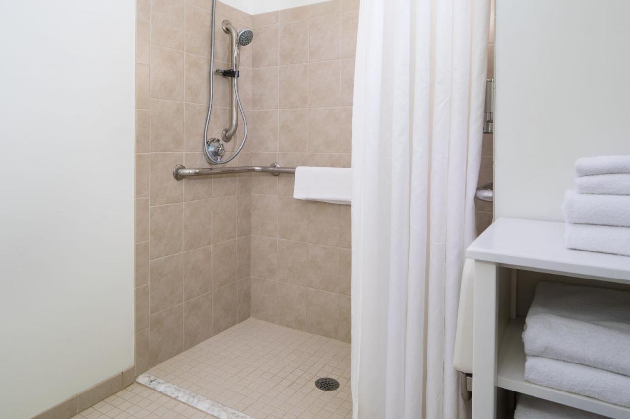 Guest room, 2 Queen at Four Points by Sheraton Louisville Airport