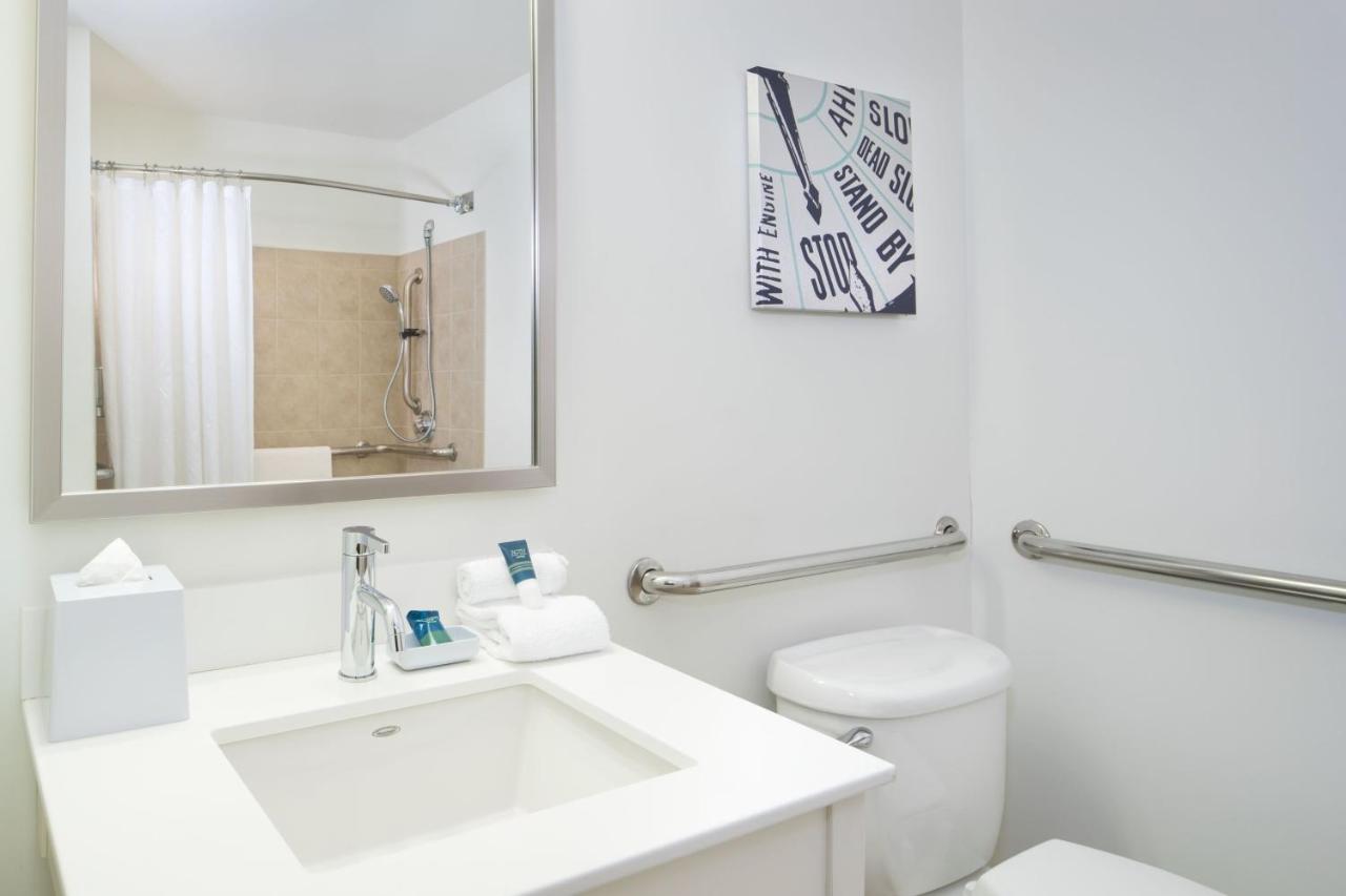Guest Room, 1 King at Four Points by Sheraton Louisville Airport