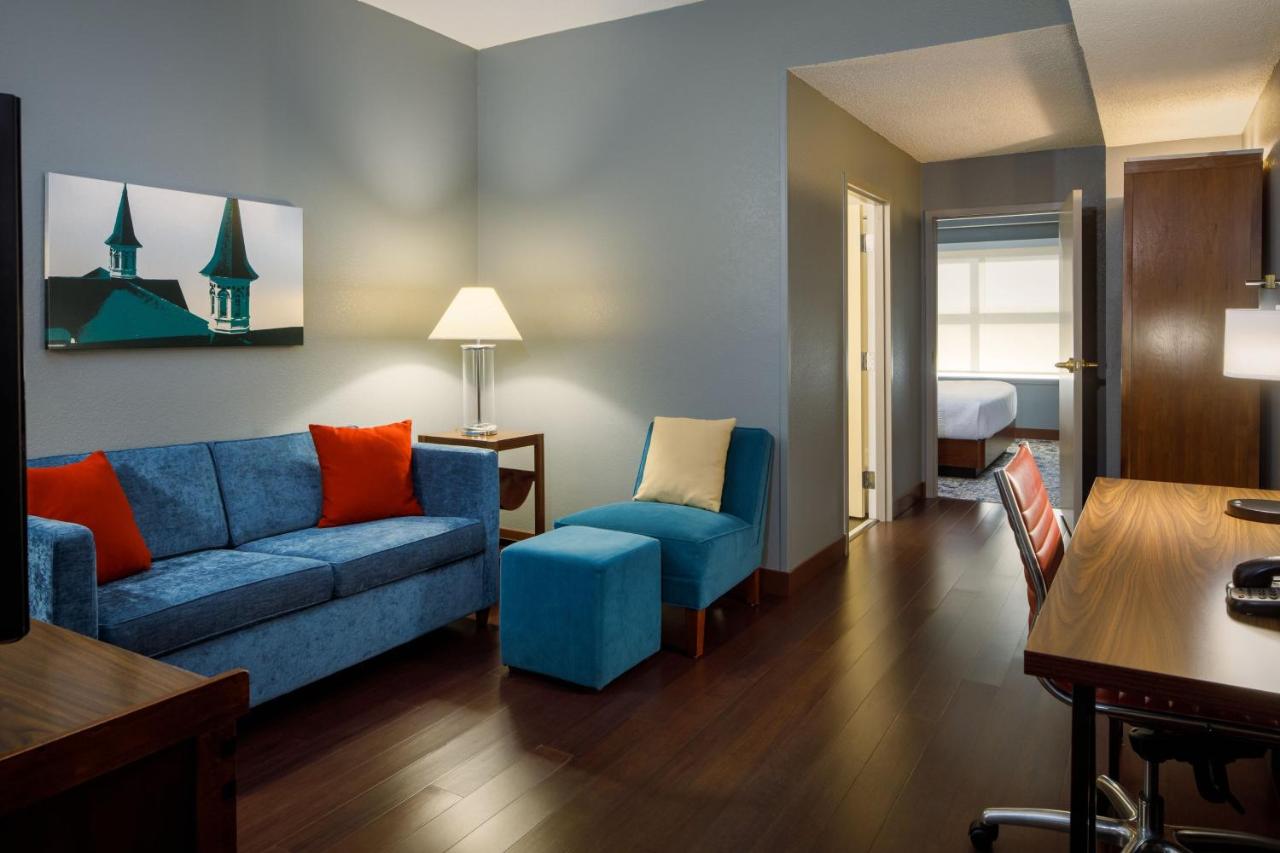 1 Bedroom Suite, 1 King, Sofa bed at Four Points by Sheraton Louisville Airport