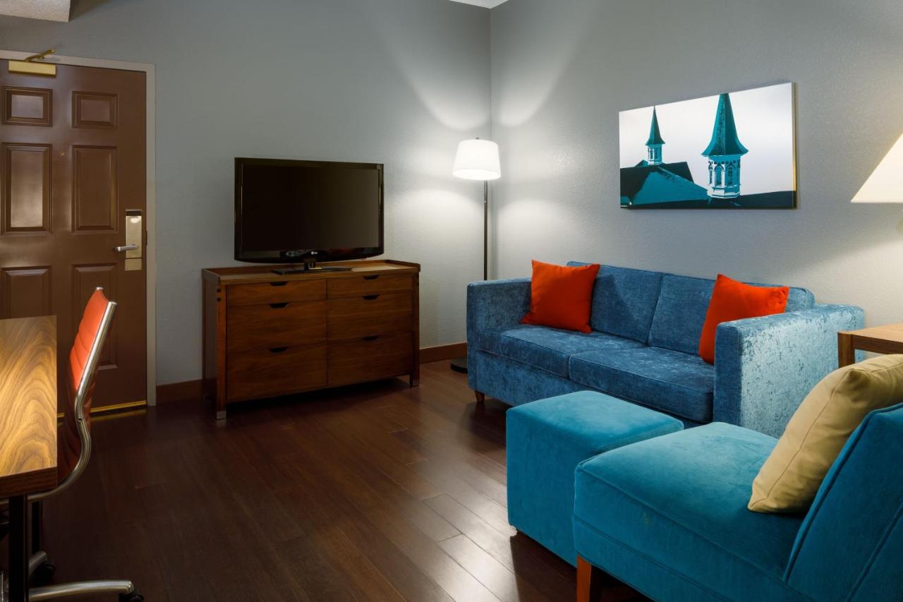 1 Bedroom Suite, 1 King, Sofa bed at Four Points by Sheraton Louisville Airport