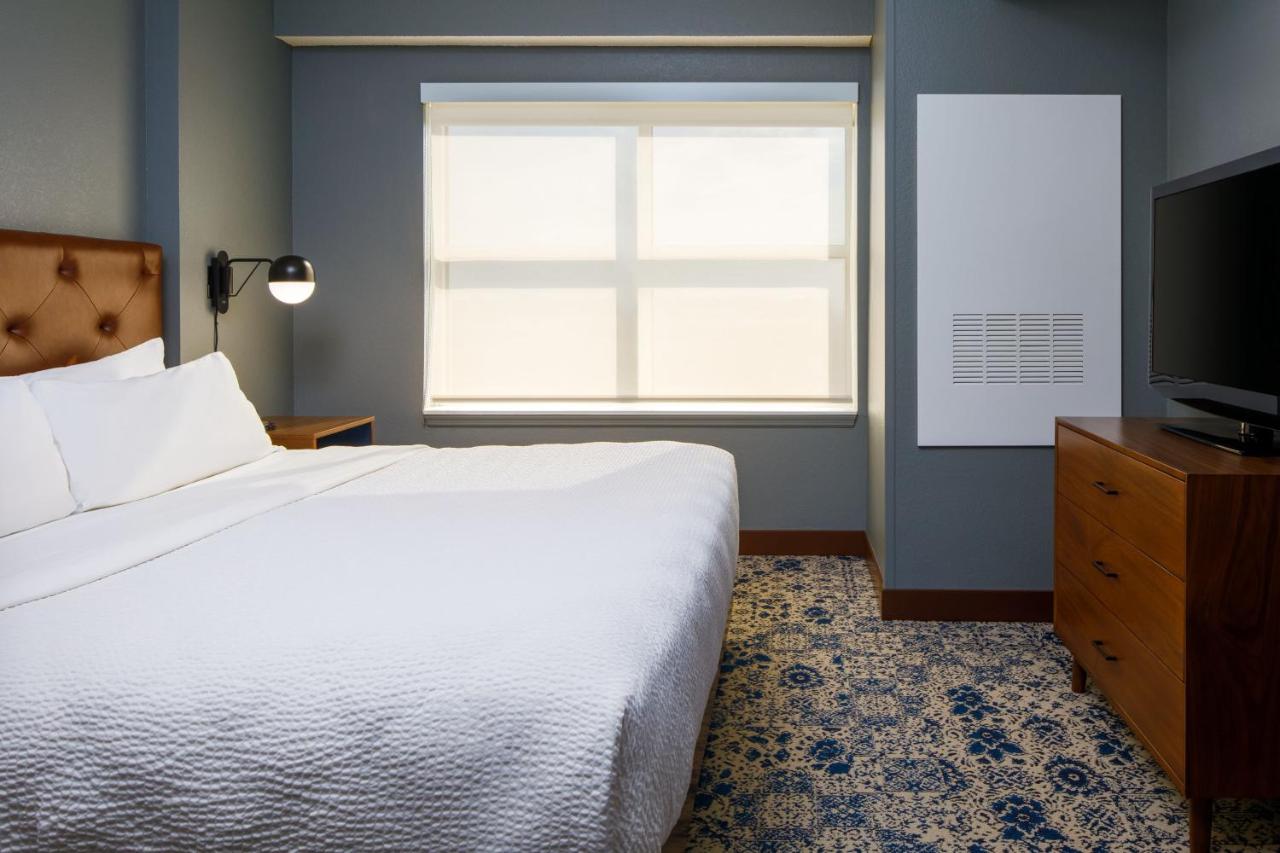 1 Bedroom Suite, 1 King, Sofa bed at Four Points by Sheraton Louisville Airport