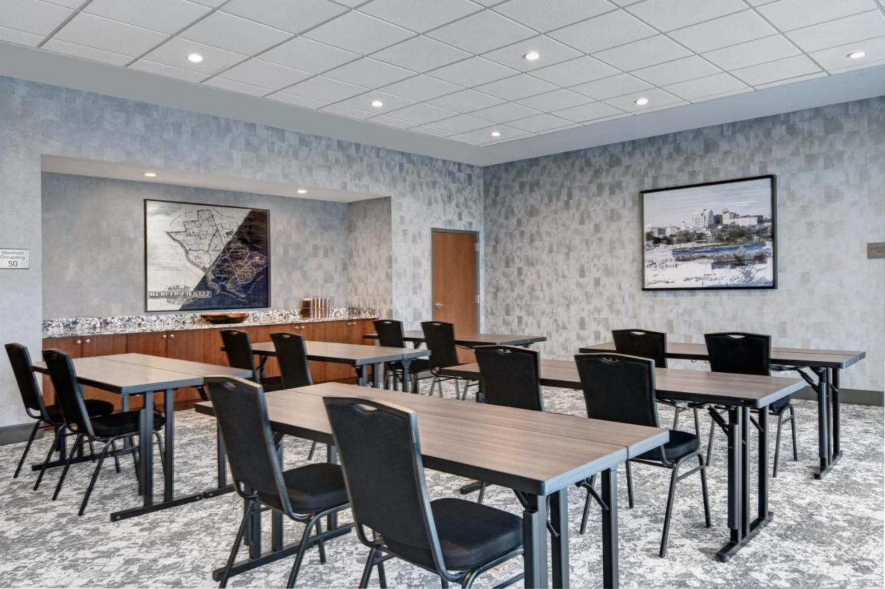 | Courtyard by Marriott Hamilton