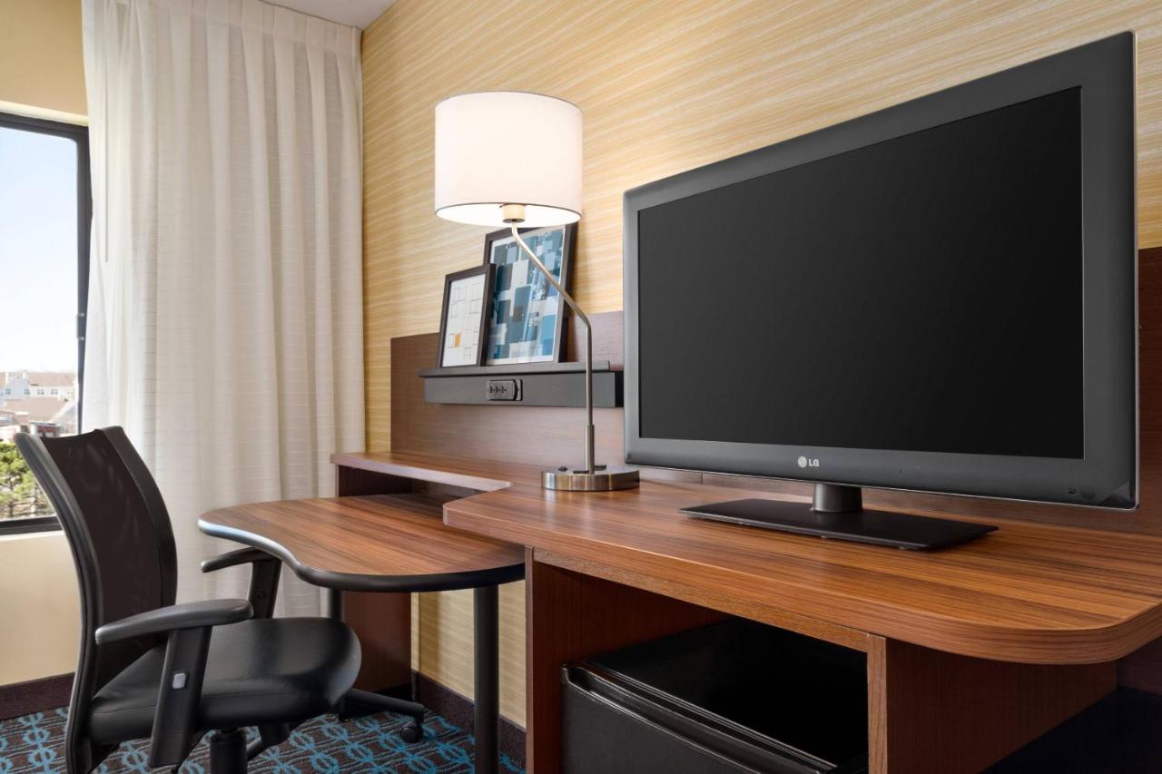King Room with Adapted Tub - Mobility Accessible at Fairfield Inn by Marriott Philadelphia West Chester/Exton