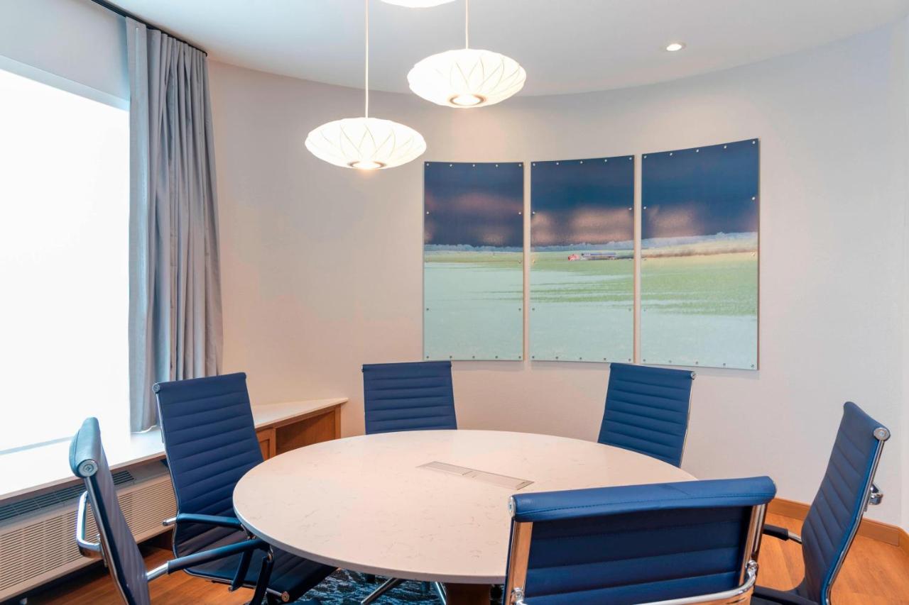 | Fairfield Inn & Suites by Marriott Fair Oaks Farms