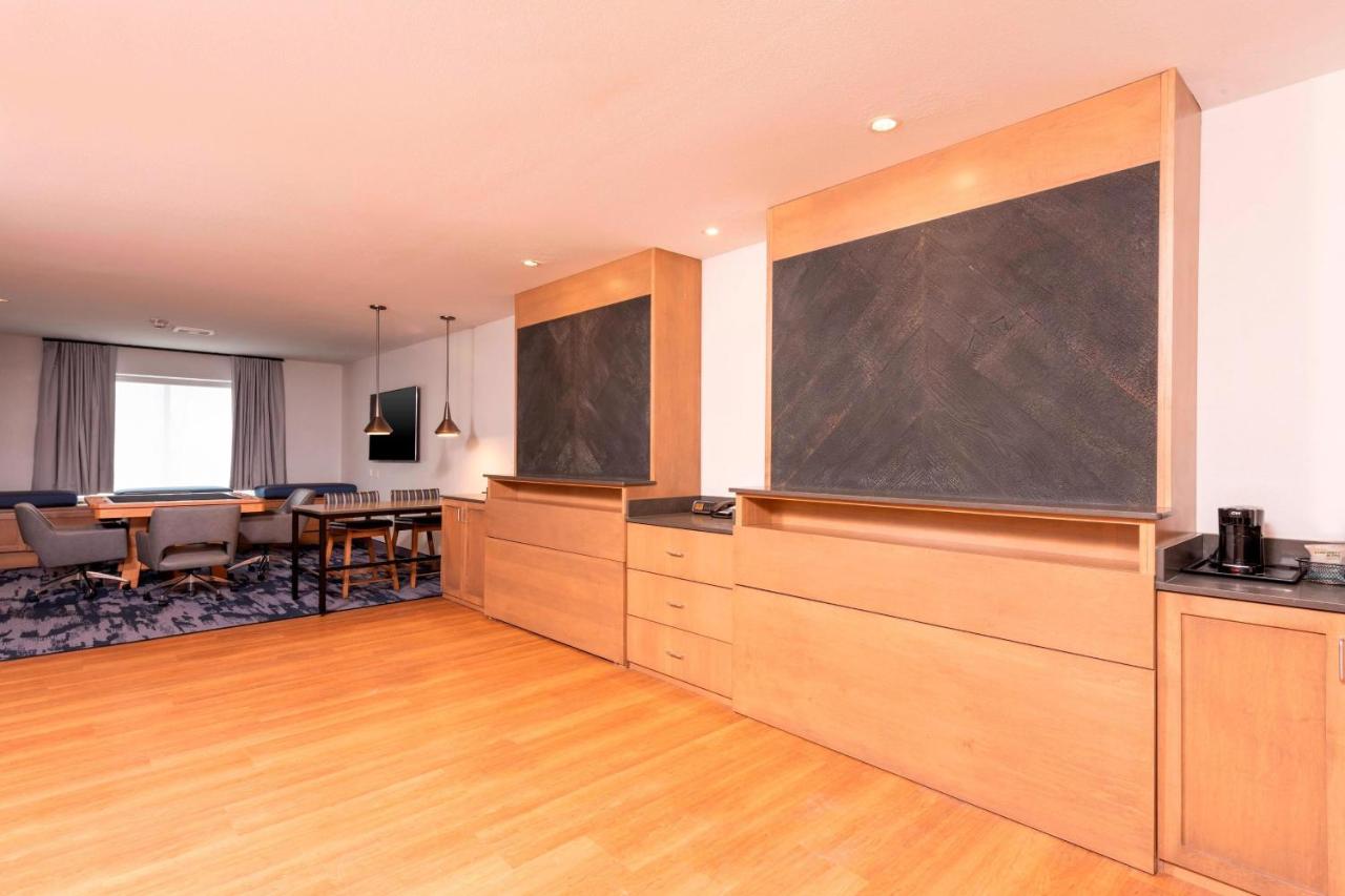 | Fairfield Inn & Suites by Marriott Fair Oaks Farms