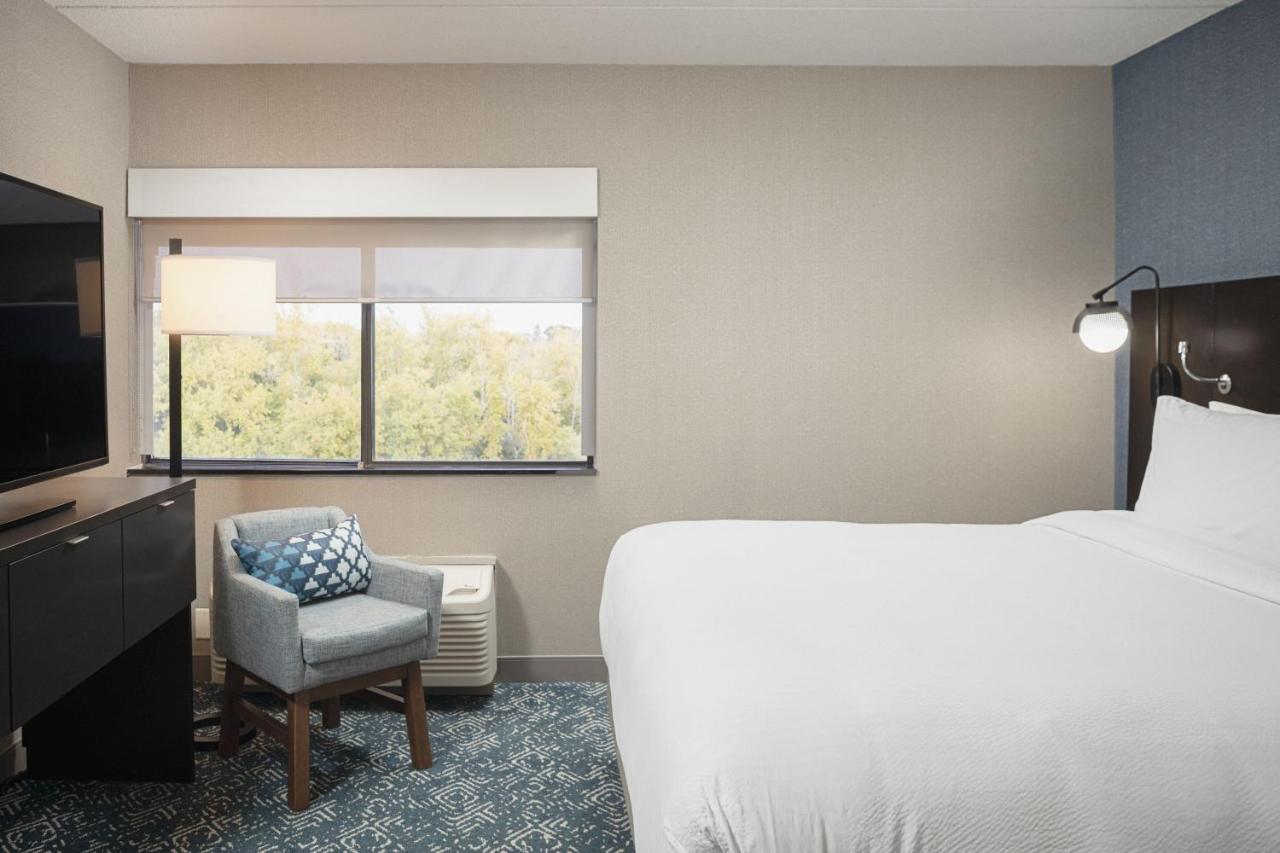 1 Bedroom Suite, 1 King, Sofa bed at Four Points by Sheraton Milwaukee North Shore