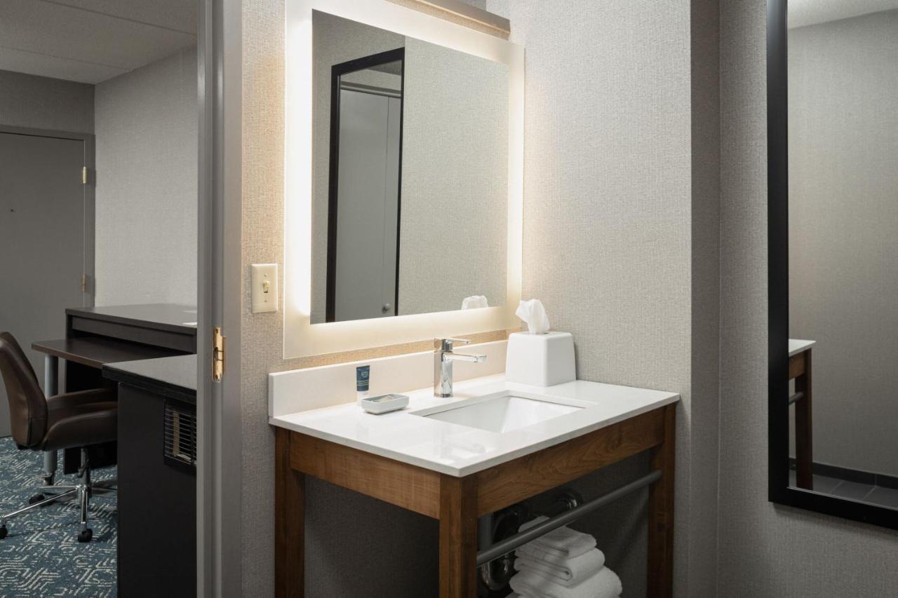 1 Bedroom Suite, 1 King, Sofa bed at Four Points by Sheraton Milwaukee North Shore