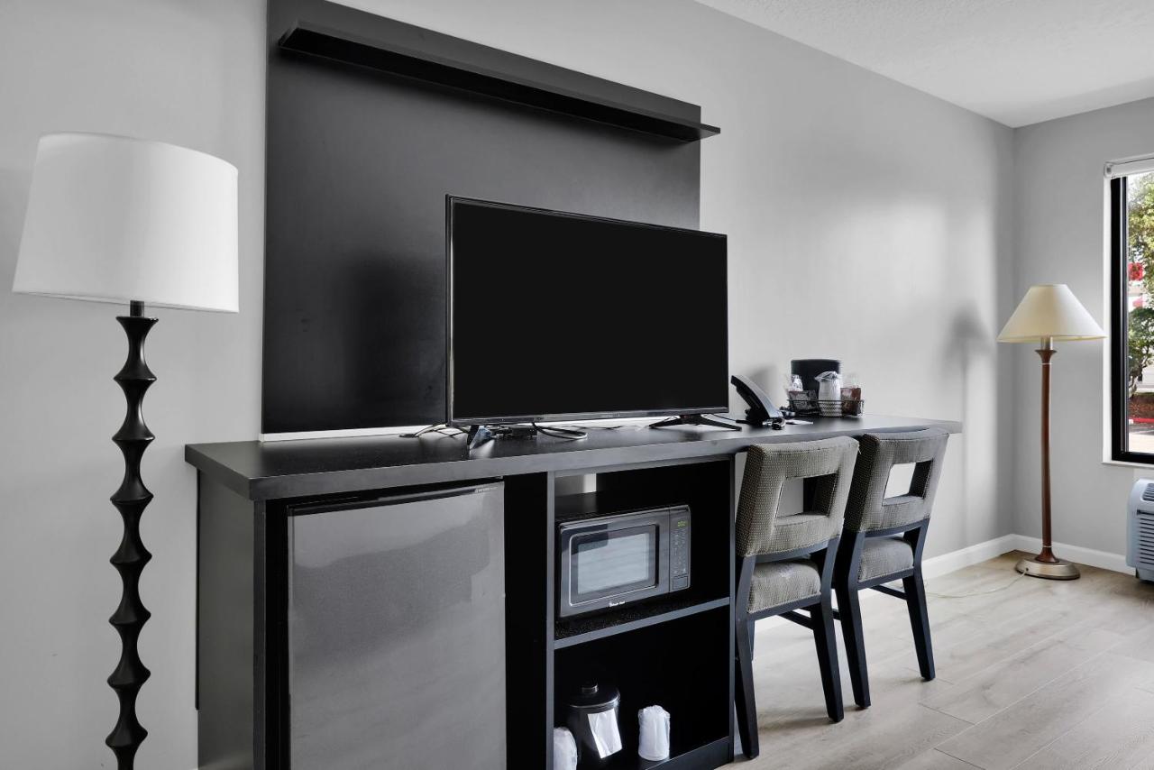 King Room - Disability Access/Non-Smoking at Ramada by Wyndham Jacksonville I-95 by Butler Blvd