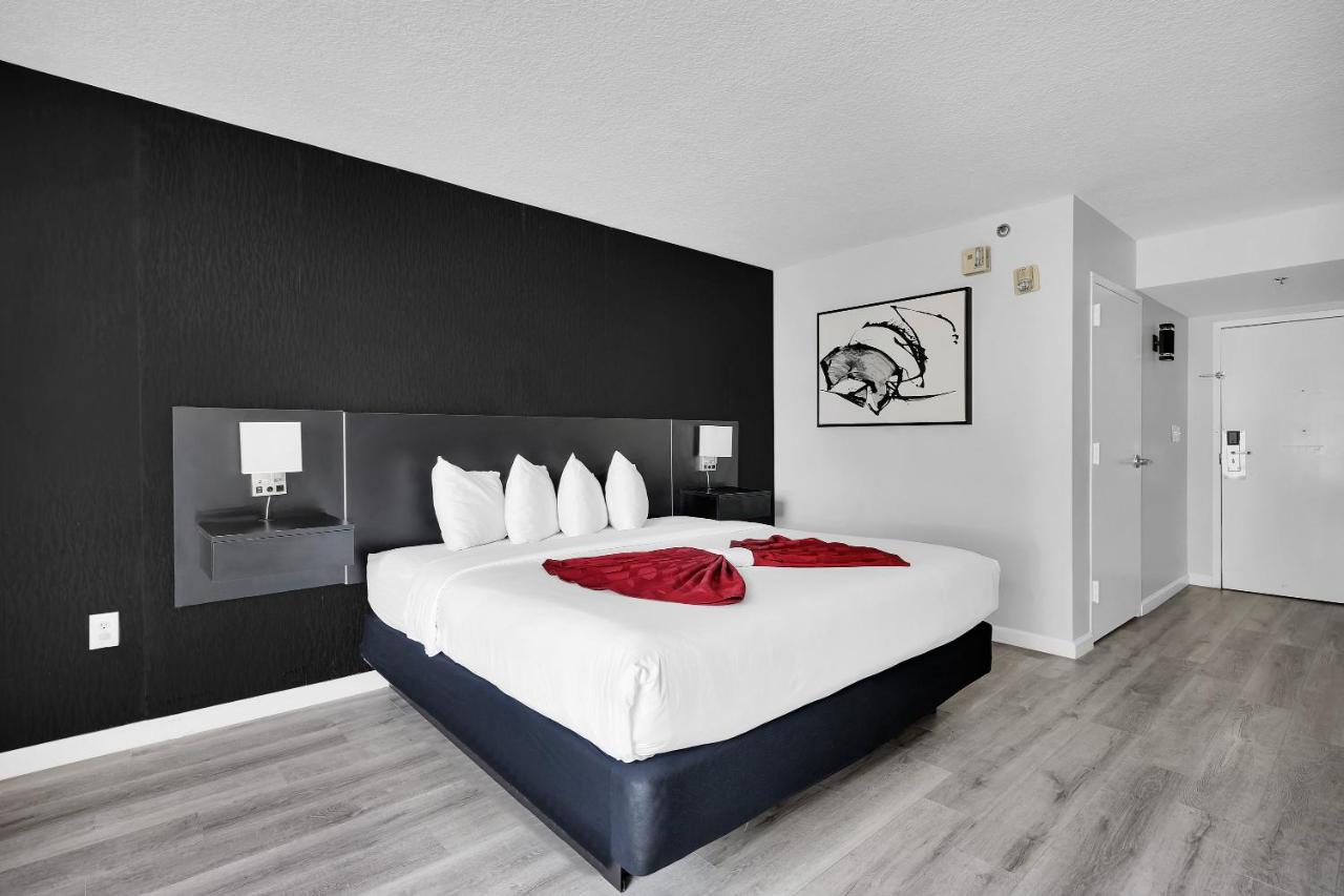 King Room - Disability Access/Non-Smoking at Ramada by Wyndham Jacksonville I-95 by Butler Blvd