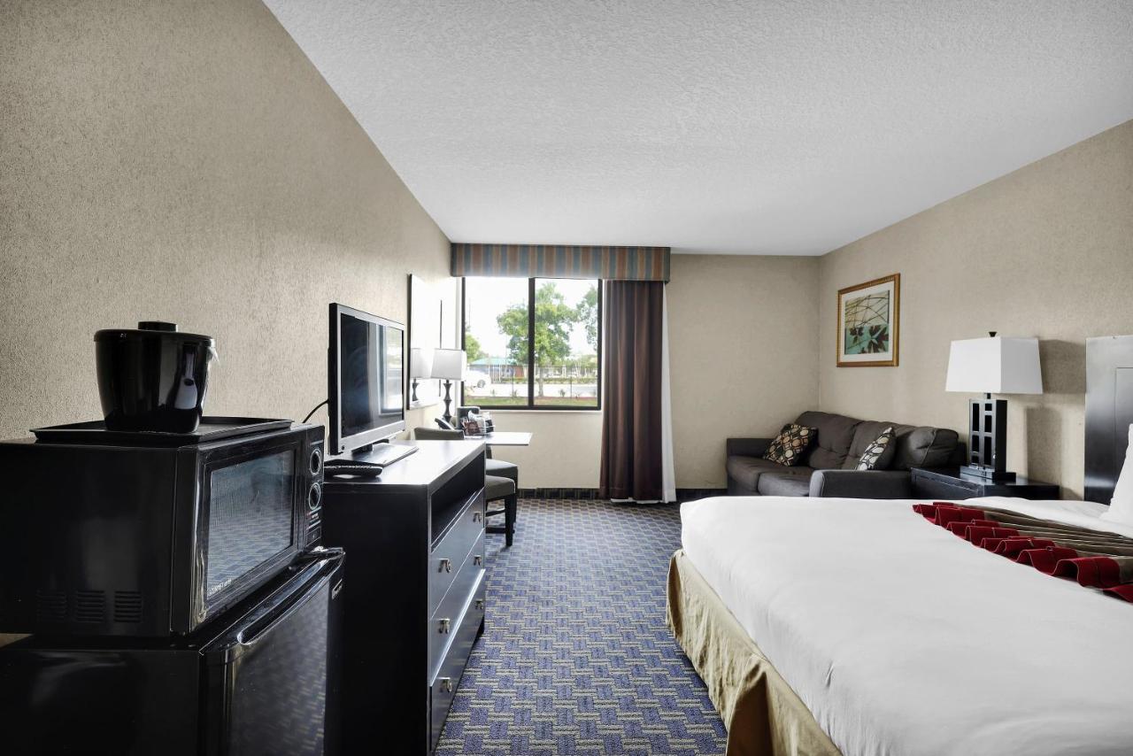 King Room - Non-Smoking at Ramada by Wyndham Jacksonville I-95 by Butler Blvd
