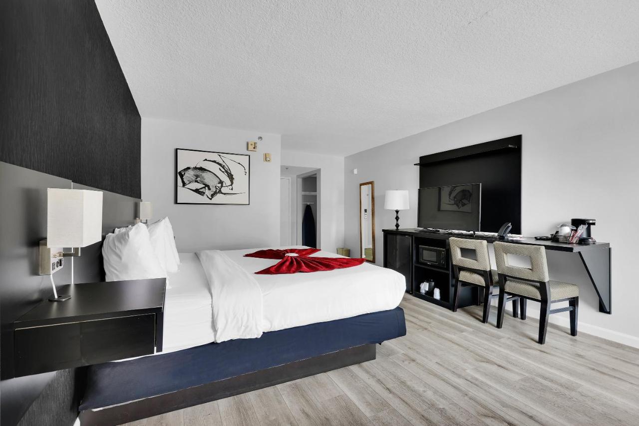 King Room - Disability Access/Non-Smoking at Ramada by Wyndham Jacksonville I-95 by Butler Blvd