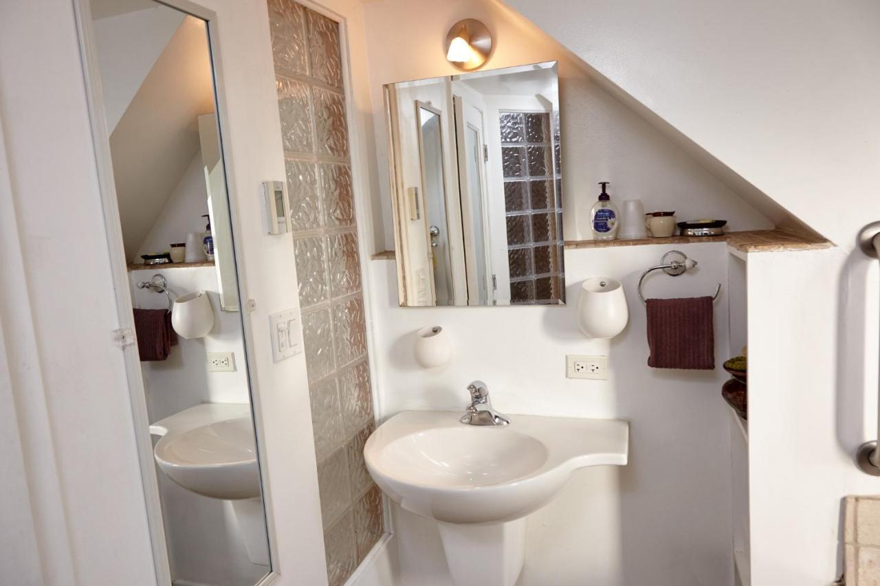 | Ray's Bucktown Bed and Breakfast