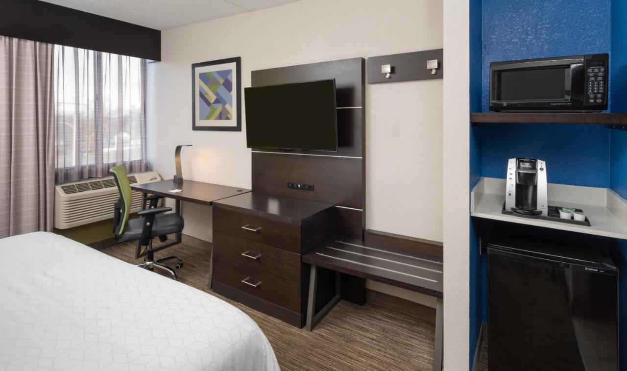 King Room - Non-Smoking at Holiday Inn Express Rochester - Greece by IHG
