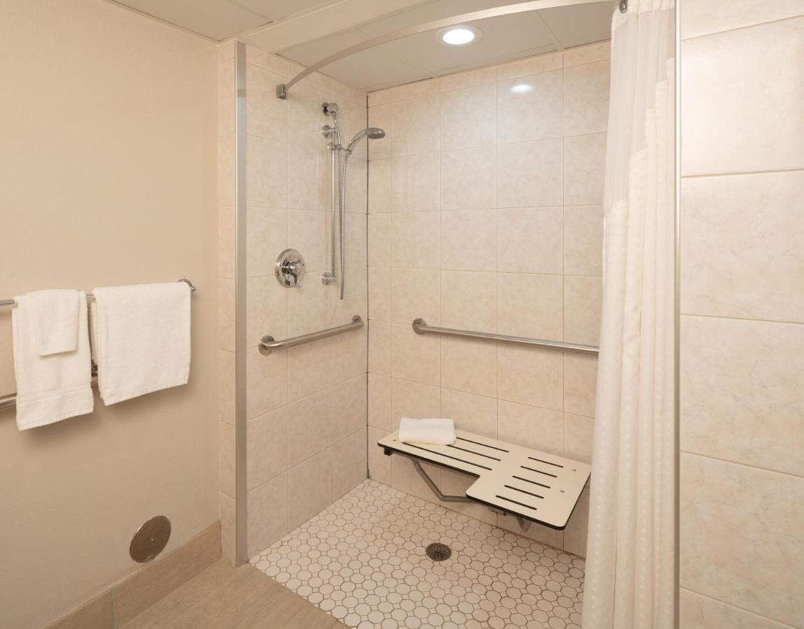 King Room - Hearing Accessible - Roll-in Shower at Holiday Inn Express Rochester - Greece by IHG
