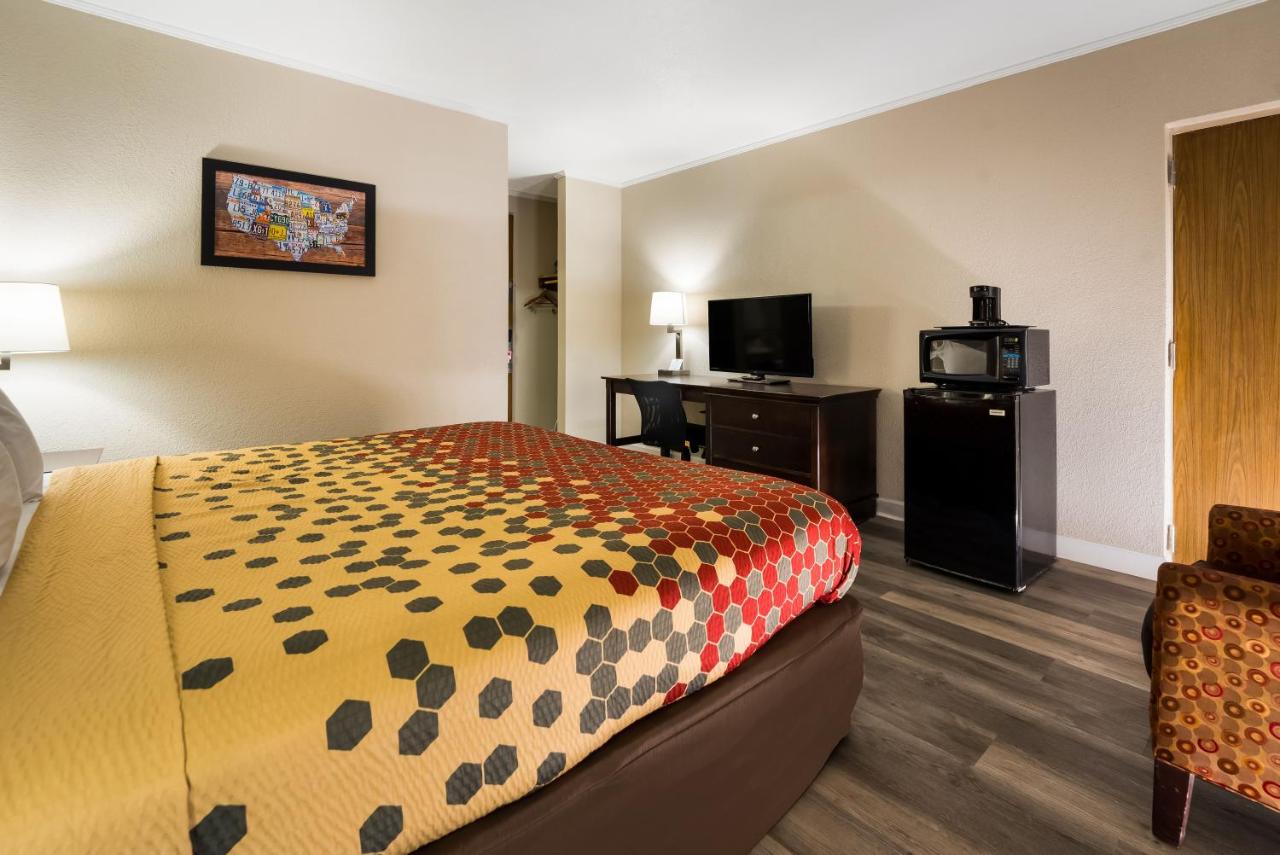 Large King Room - Non-Smoking at Perry Inn & Suites National Fairground I 75