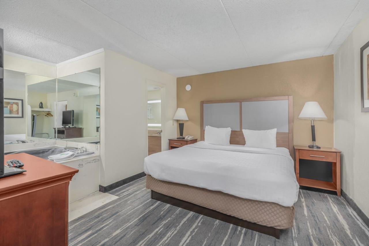 One King Bed Jacuzzi at Crossroads Inn & Suites