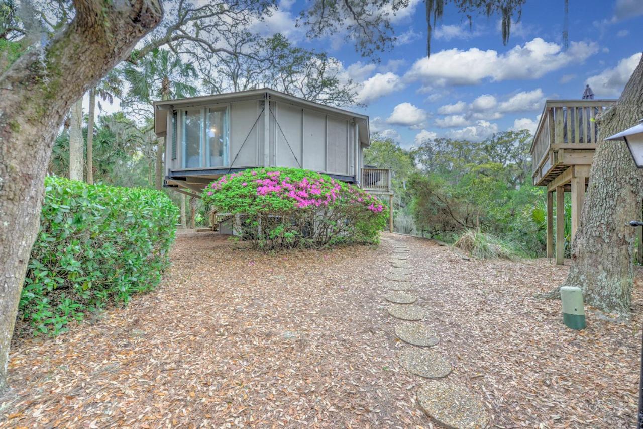  | Seabrook Treehouse w/ beach bikes included less than 0.4 miles from beach.