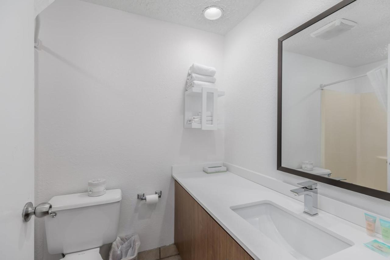 Deluxe Studio at Crossroads Inn & Suites