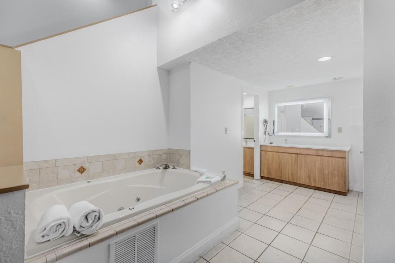 Deluxe Studio at Crossroads Inn & Suites