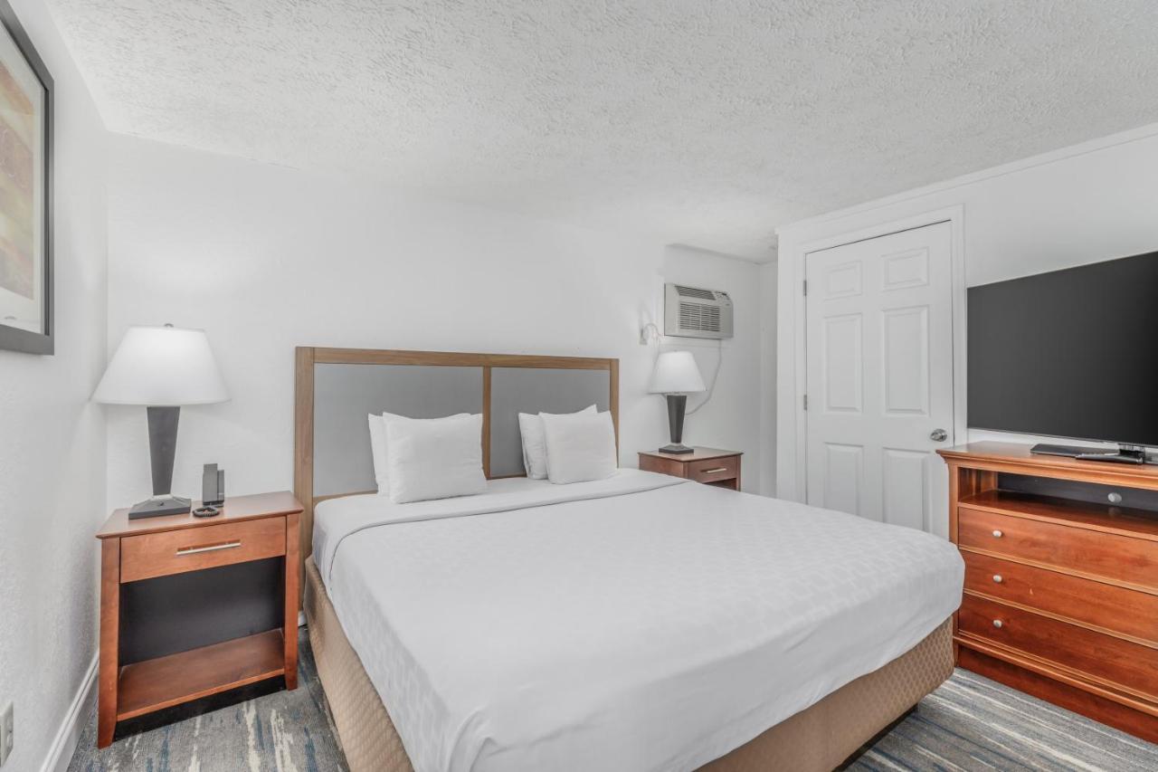 Deluxe Studio at Crossroads Inn & Suites