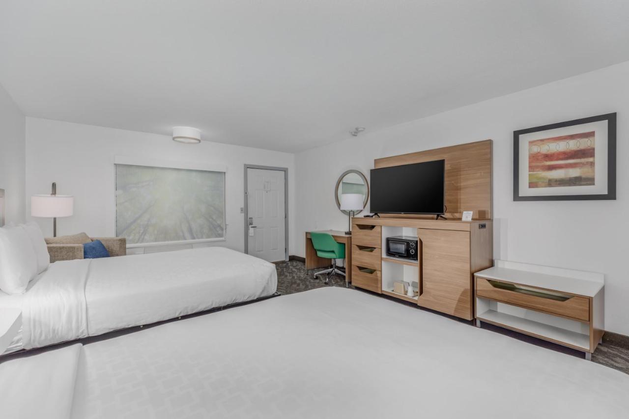 Standard Queen Room at Crossroads Inn & Suites