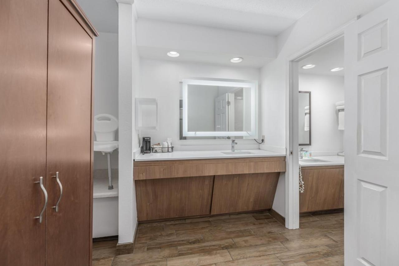 Standard Queen Room at Crossroads Inn & Suites