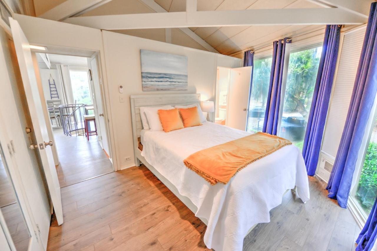  | Seabrook Treehouse w/ beach bikes included less than 0.4 miles from beach.